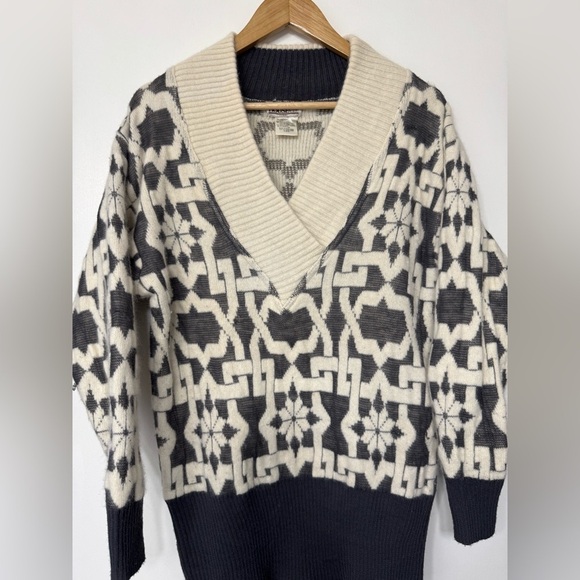 Vintage Heritage House V Neck Lambs Wool Angora Sweater Size Medium - Picture 1 of 12